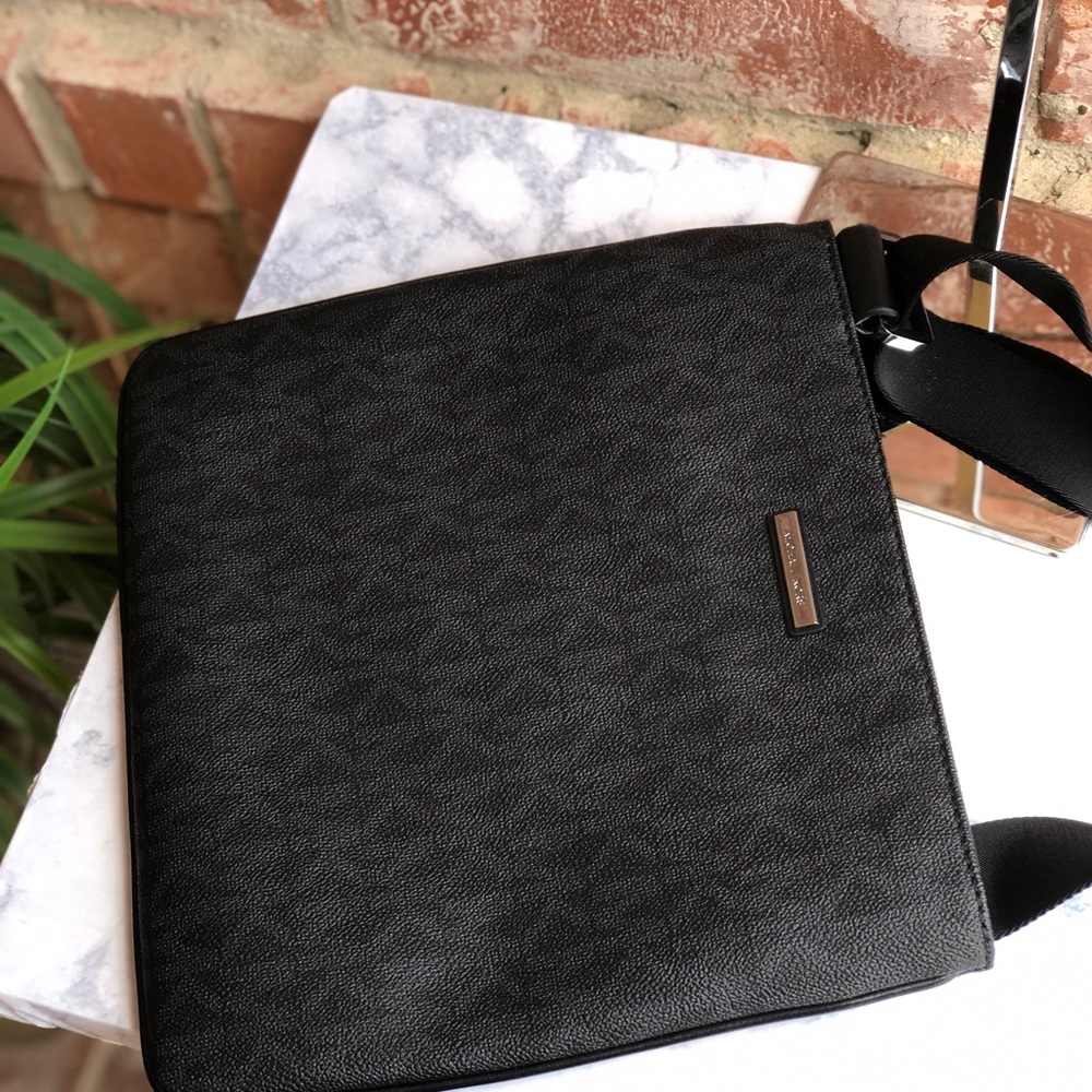 Michael Kors Black Men’s Messenger Bag - Picture 4 of 8